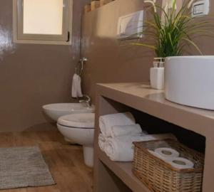 La salle de bains est pourvue d'un lavabo, de toilettes et de serviettes. dans l'établissement Casa Meike, à Sal Rei