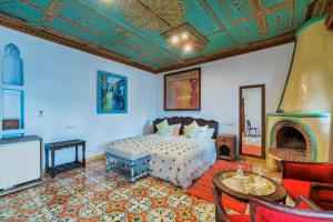 A bed or beds in a room at Casa Hassan