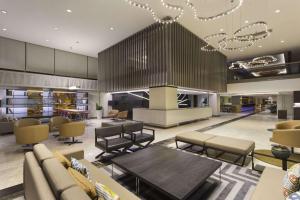 Posezení v ubytování Ramada Hotel & Suites by Wyndham Izmir Kemalpasa