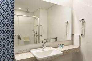 Koupelna v ubytování Ramada Hotel & Suites by Wyndham Izmir Kemalpasa