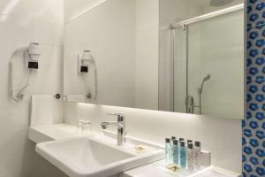 Koupelna v ubytování Ramada Hotel & Suites by Wyndham Izmir Kemalpasa