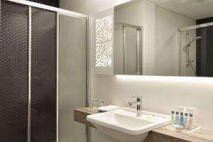 Koupelna v ubytování Ramada Hotel & Suites by Wyndham Izmir Kemalpasa