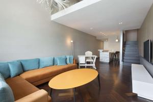 Et opholdsområde på Ramada Hotel & Suites by Wyndham Izmir Kemalpasa