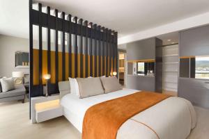 Postel nebo postele na pokoji v ubytování Ramada Hotel & Suites by Wyndham Izmir Kemalpasa
