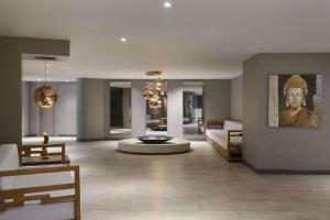 Posezení v ubytování Ramada Hotel & Suites by Wyndham Izmir Kemalpasa