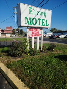 um sinal para um motel lento na berma da estrada em Etown Motel em Elizabethtown