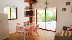 eine Küche und ein Esszimmer mit Tisch und Stühlen in der Unterkunft Casa Rosa, Quinta Carmo - Alcobaça/Nazaré in Alcobaça