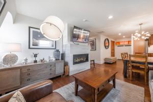 TV a/nebo společenská místnost v ubytování Ski-in/Ski-out, Stunning Top Floor Condo at Park City Base, Professionally Decorated Luxury 3BR