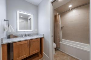 Koupelna v ubytování Ski-in/Ski-out, Stunning Top Floor Condo at Park City Base, Professionally Decorated Luxury 3BR + 27 fotografií