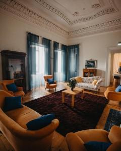 un grand salon avec des canapés et une table dans l'établissement Alentejo Star Hotel - Sao Domingos - Mertola - Duna Parque Group, à Mine de São Domingos