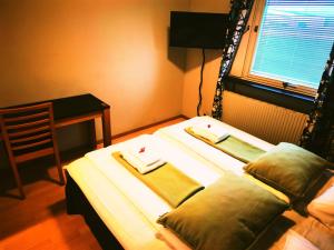 Ce lit se trouve dans un dortoir doté d'une table et d'une fenêtre. dans l'établissement Nätra Motell, à Bjästa