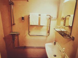 La salle de bains est pourvue d'un lavabo, d'un miroir et de serviettes. dans l'établissement Nätra Motell, à Bjästa