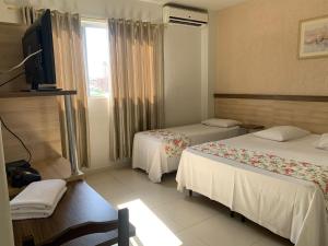 Postel nebo postele na pokoji v ubytování Moura Palace Hotel