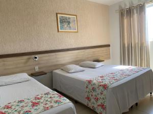 Postel nebo postele na pokoji v ubytování Moura Palace Hotel