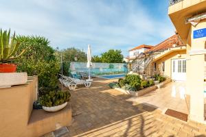 ウグリャンにあるHoliday home Vila Rosalesの中庭(スイミングプール付)