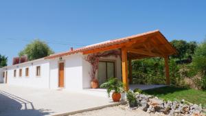 uma casa branca com um telhado de madeira em Casa Jasmim, Quinta Carmo - Alcobaça/Nazaré em Alcobaça