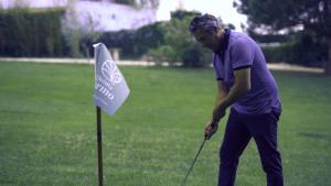 Ein Mann spielt Golf mit einer Fahne in der Unterkunft Casa Jasmim, Quinta Carmo - Alcobaça/Nazaré in Alcobaça