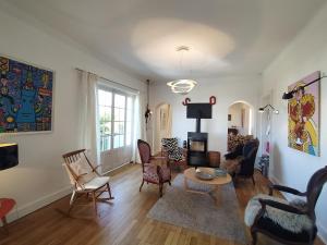 ein Wohnzimmer mit Stühlen und einem Tisch in der Unterkunft Villa Ainherak Hypercentre Piscine in Bayonne