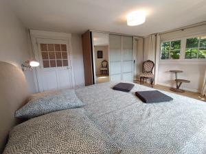 Postel nebo postele na pokoji v ubytování Villa Ainherak Hypercentre Piscine + 62 fotografií