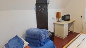 a room with a bed and a desk and a tv at Camping Aviator Busteni, camere in Buşteni