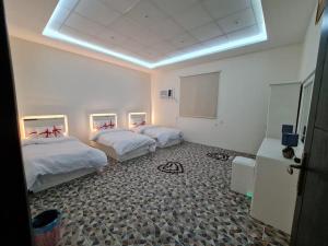 a room with two beds in a room at شاليهات درة نجد in Al Muraysīyah