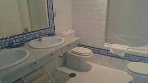 a bathroom with a sink and a toilet and a tub at Casa Rural Placida in Escalona