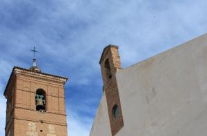 un campanario con una cruz en la parte superior de un edificio en Casa Rural Placida, en Escalona