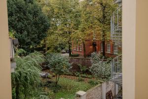 a view of a garden in front of a building at Downtown Suite in Düsseldorf