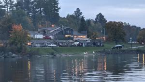 una casa en la orilla de un cuerpo de agua en Valois Motel & Restaurant en Mattawa