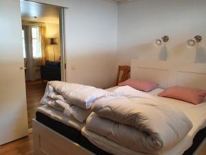 Un pat sau paturi într-o cameră la Kultsjögården-Saxnäs-Marsfjällen 9