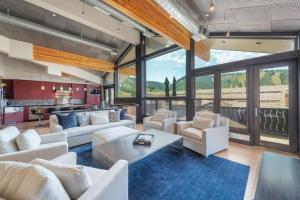 Salon ili bar u objektu Unrivaled Luxury Penthouse Ski In Ski Out 3 Bed and Den Modern Views Silver Lake Village Deer Valley
