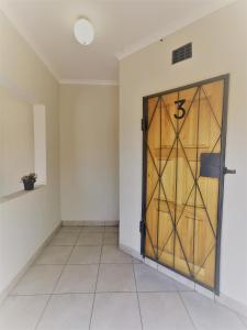 Una habitación con una puerta con el número cinco. en Maun Luxury Oasis en Maun