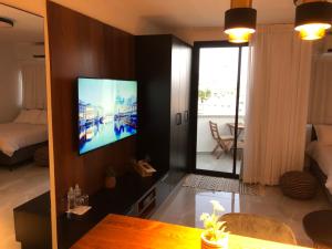 埃拉特Boutique Suite Tal的客厅墙上有一台平板电视