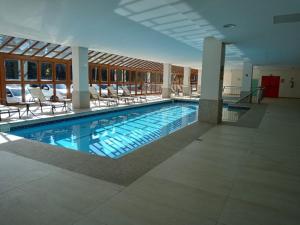 Bazén v ubytovaní Flat em Pedra Azul alebo v jeho blízkosti
