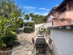 a table and chairs in a courtyard with a building at Villa Arenella in Vieste