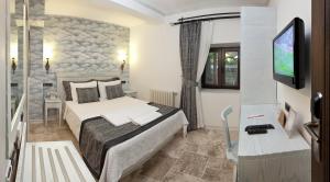 Un pat sau paturi într-o cameră la Assos Behram Special Class Hotel Adults Only