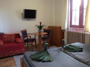 Postel nebo postele na pokoji v ubytování Pension Orbis
