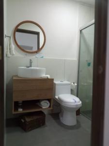 bagno con servizi igienici, lavandino e specchio di Vía Real Hotel Boutique a Atotonilco el Alto