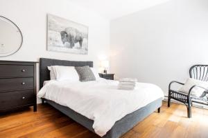 Tempat tidur dalam kamar di Hip, Stylish Apartment In Little Italy by Den Stays