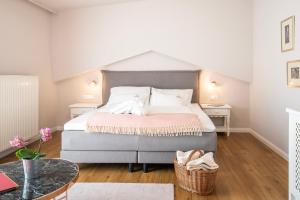 sypialnia z dużym łóżkiem i stołem w obiekcie Hotel Sonnalm - SPA,Idyll,Dining w mieście Bad Kleinkirchheim
