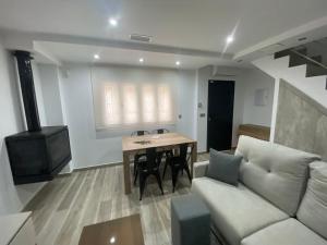 uma sala de estar com um sofá e uma mesa em CASA SUITE JTG em Alicante