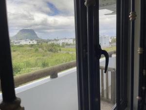 okno z widokiem na góry w obiekcie Tenexia - Morne Brabant Studio w mieście La Gaulette