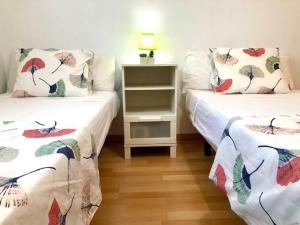 Postel nebo postele na pokoji v ubytování GATU PREMIUM Ático Parra, parking, piscina común, terraza, wifi , " Preferente mayores de 25 años y familias "
