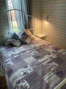 Ένα ή περισσότερα κρεβάτια σε δωμάτιο στο Holiday house Ausekļa namiņš