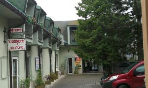 un edificio con un letrero al lado de una calle en Penzión Marína pri Slovenskej reštaurácii, en Brezno