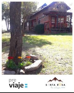 een foto van een boom en een huis bij Los Arbolitos Cabañas y Aparts in Santa Rosa de Calamuchita