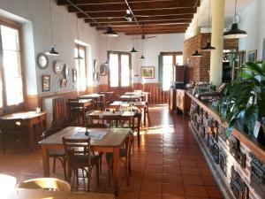 Hostería Restaurante del Puerto tesisinde bir restoran veya yemek mekanı