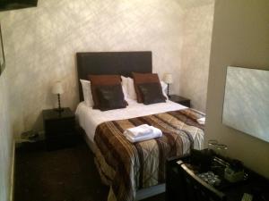 um quarto de hotel com uma cama com toalhas em The Spinnaker Hotel em Gourock