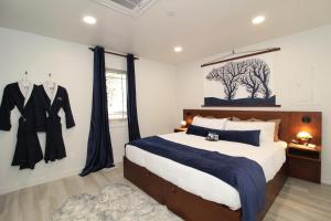 1 dormitorio con cama y accesorios colgados en la pared en Aspen Springs Angel Fire, en Angel Fire