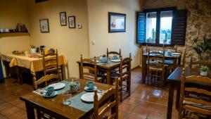 Casa Rural El Botánico餐厅或其他用餐的地方